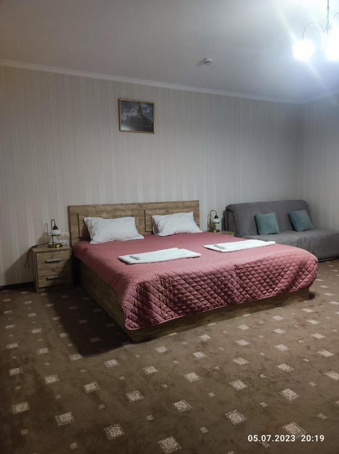 Apart-Hotel 24/7 カームヤネツィ・ポジーリシクィイ エクステリア 写真