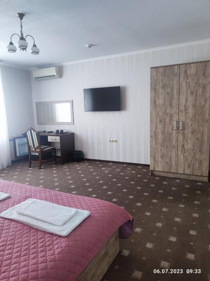 Apart-Hotel 24/7 カームヤネツィ・ポジーリシクィイ エクステリア 写真